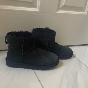 BLACK MINI UGGS